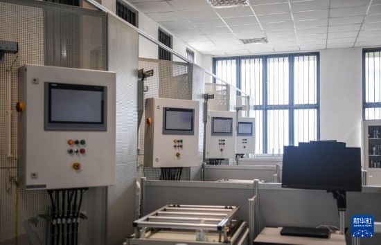 這是2月15日在亞的斯亞貝巴的埃塞俄比亞聯(lián)邦職業(yè)技術(shù)培訓(xùn)學(xué)院魯班工坊內(nèi)拍攝的機電一體化設(shè)備。