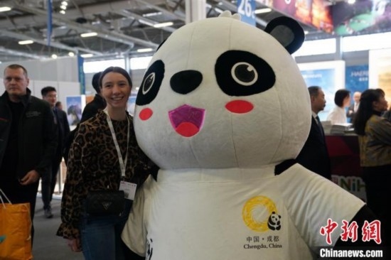 3月5日，2024年柏林國際旅游交易會(ITB)在柏林會展中心拉開帷幕。以“你好！中國”為主題的中國展區(qū)當日亮相展會。圖為觀眾與大熊貓人偶合影。中新社記者 馬秀秀 攝