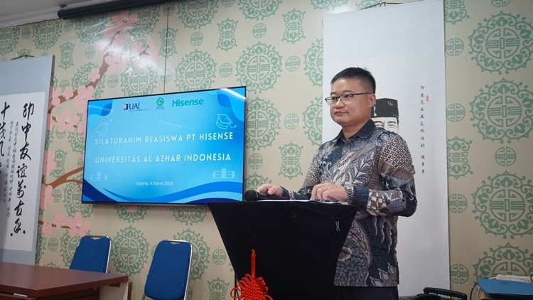 海信印尼公司總經(jīng)理李現(xiàn)委致辭。阿拉扎大學(xué)孔子學(xué)院供圖