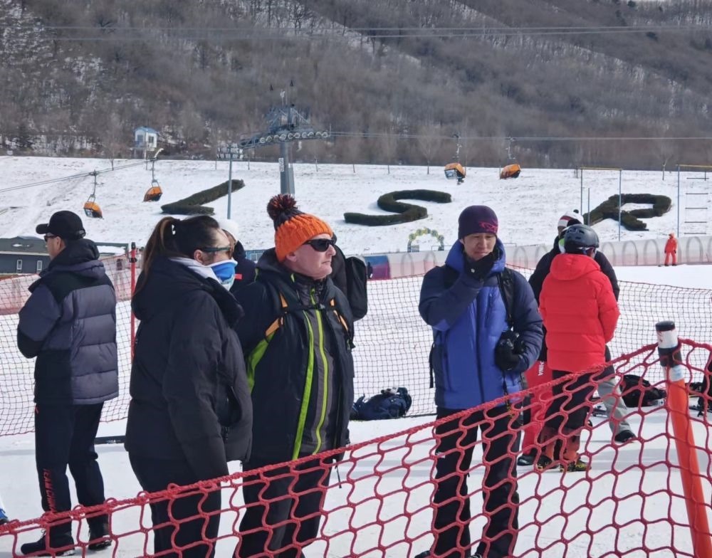 ?皮埃爾·杜邦（左三）在比賽現(xiàn)場(chǎng)。新華社記者 王沁鷗 攝