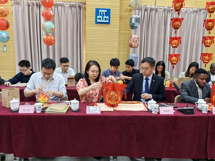 燈籠文化交流活動(dòng)現(xiàn)場(chǎng)。中建國(guó)際中西非公司供圖