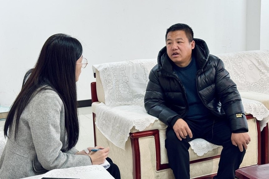 人民網(wǎng)記者采訪“在水一方”小區(qū)住戶。人民網(wǎng) 高清揚(yáng)攝