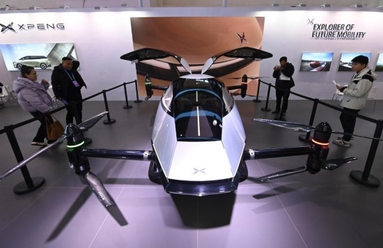 2023年12月1日，在鏈博會(huì)智能汽車鏈展區(qū)小鵬汽車展臺(tái)，參觀者觀看一臺(tái)智能飛行器。新華社記者蔡湘鑫攝