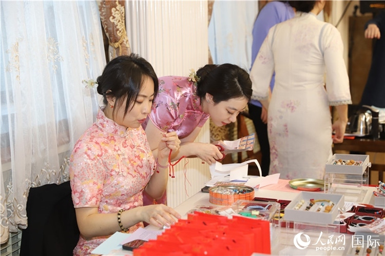 孔院教師展示剪紙。人民網(wǎng)記者 霍文攝