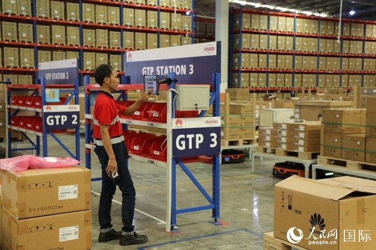 華為5G智能倉庫里，工作人員正在利用智能系統(tǒng)辦公。人民網(wǎng)記者 曹師韻攝