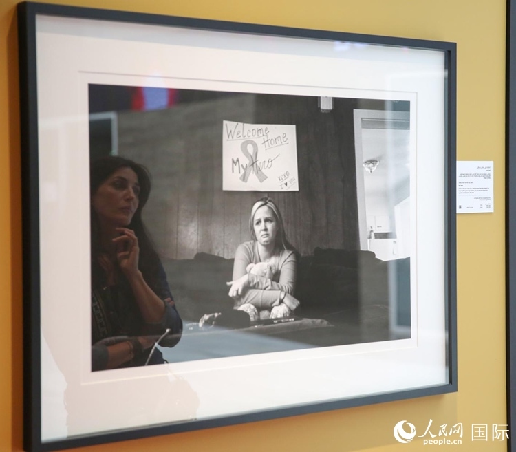 一名觀眾在觀賞攝影作品。人民網(wǎng)塔里克·易卜拉欣攝