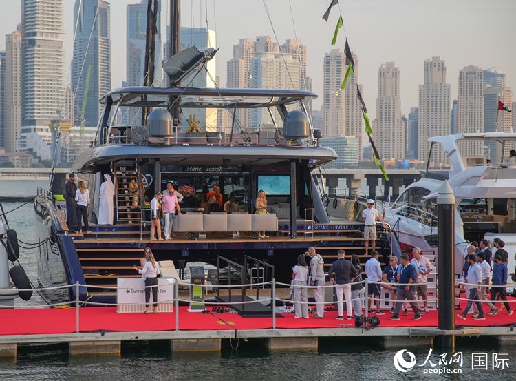 觀眾在參觀游艇。人民網(wǎng) 塔里克·易卜拉欣攝