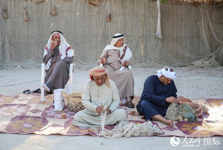 漁民演示制作漁網(wǎng)。人民網(wǎng) 塔里克·易卜拉欣攝