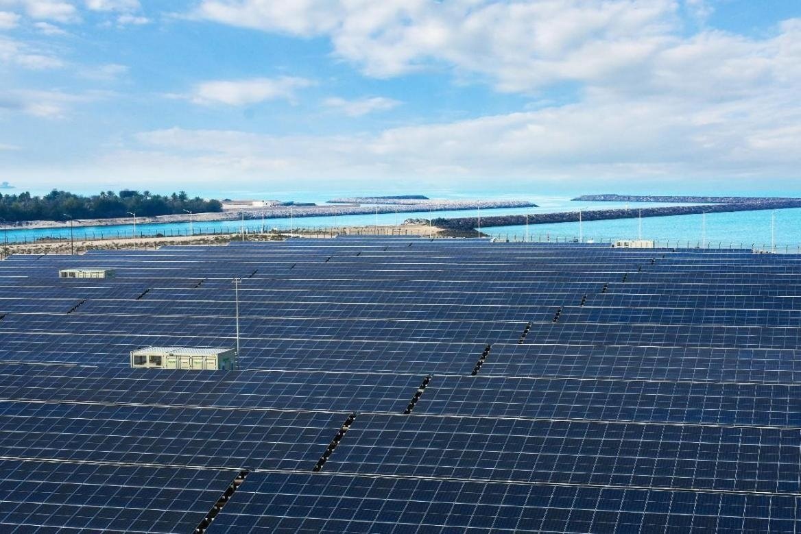 項目廣泛采用光伏補償發(fā)電系統(tǒng)，降低能源消耗。山東電建三公司供圖