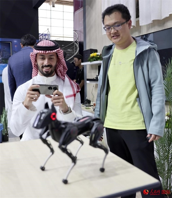 一名觀眾在體驗(yàn)操作機(jī)器狗。人民網(wǎng)記者 管克江攝