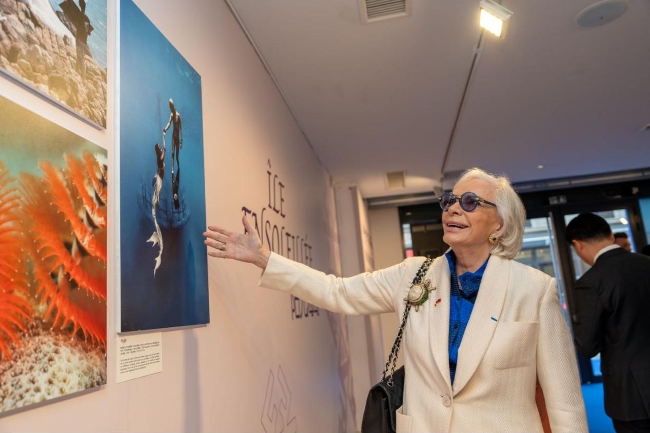 世界旅游組織特別顧問瑪麗-皮埃爾·布歇-奧利耶觀看活動現(xiàn)場圖片展覽。活動主辦方供圖