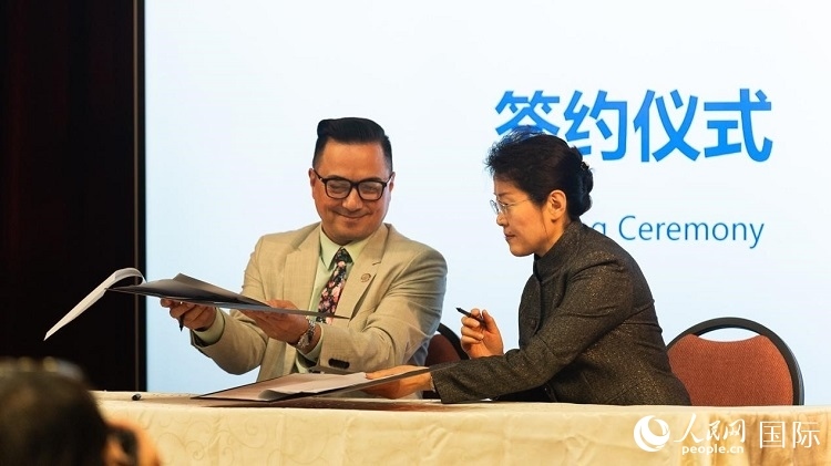 山東省圖書(shū)館與舊金山公共圖書(shū)館簽署合作協(xié)議。