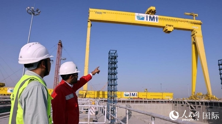 工作人員查看龍門吊情況。人民網(wǎng)記者管克江攝