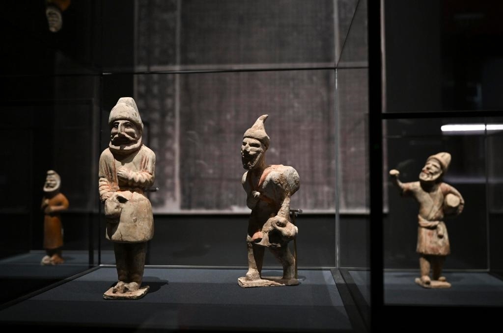 “歷史之遇——中國(guó)與西亞古代文明交流展”于1月12日至4月11日在故宮午門(mén)正殿展廳舉行。這是展出的陶彩繪人俑（1月10日攝）。新華社記者金良快攝