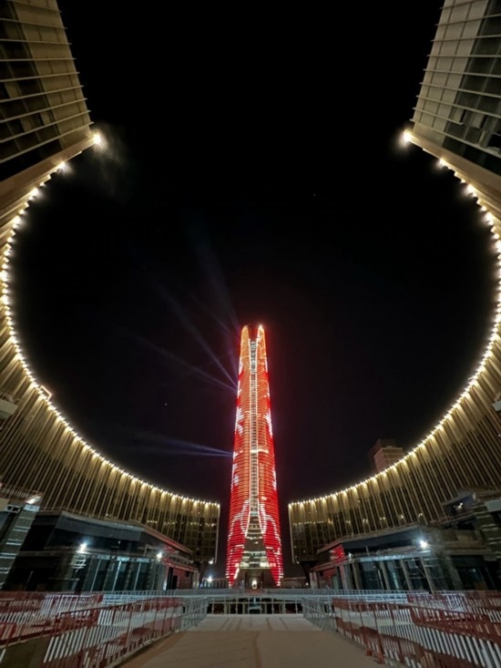  2024年2月9日，埃及開羅以東建設(shè)中的埃及新行政首都中央商務(wù)區(qū)項(xiàng)目上演燈光秀，迎接龍年春節(jié)。新華社發(fā)（黎炳宏攝）