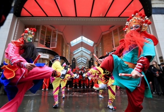  2024年2月10日，來自廣東普寧的英歌舞團(tuán)演員在英國倫敦伯靈頓拱廊街表演英歌舞。新華社記者 李穎 攝