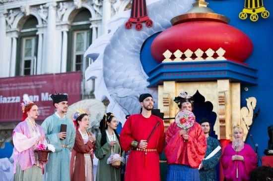  2024年2月13日，在意大利威尼斯，志愿者身著漢服進(jìn)行表演。新華社記者 李京 攝