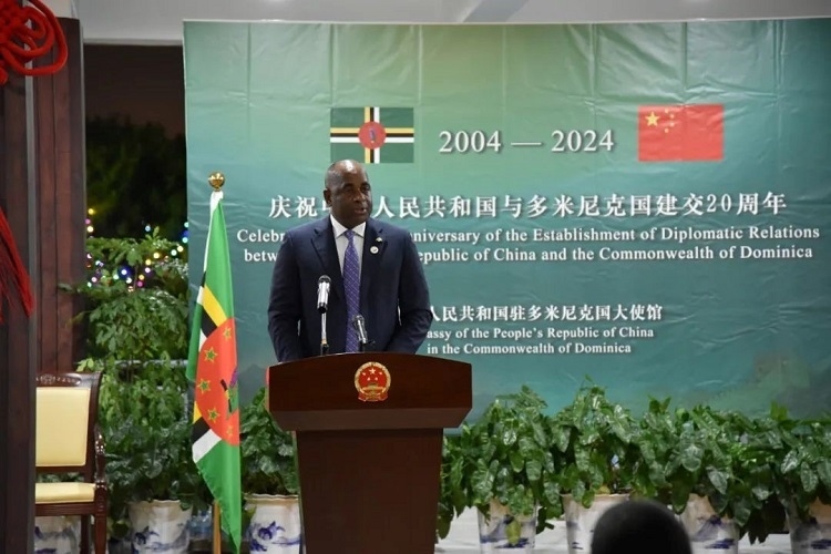 多米尼克總理斯凱里特在中多建交20周年招待會上致辭。中國駐多米尼克大使館供圖