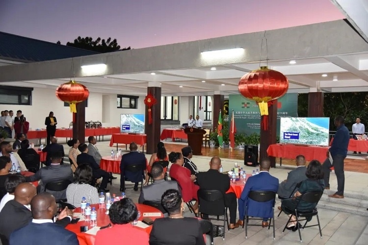 當(dāng)?shù)貢r間3月13日，慶祝中國與多米尼克建交20周年招待會在中國駐多大使館舉行。中國駐多米尼克大使館供圖