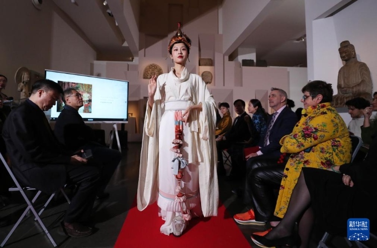 3月13日，在位于法國(guó)巴黎的吉美國(guó)立亞洲藝術(shù)博物館，模特展示敦煌復(fù)原服飾。新華社記者 高靜 攝