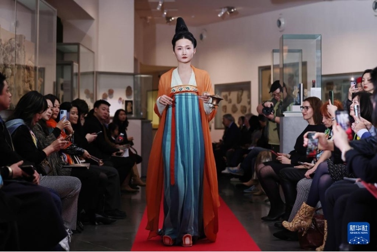 3月13日，在位于法國(guó)巴黎的吉美國(guó)立亞洲藝術(shù)博物館，模特展示敦煌復(fù)原服飾。新華社記者 高靜 攝