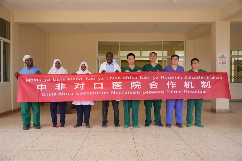 醫(yī)療隊(duì)隊(duì)隊(duì)員和基文吉區(qū)醫(yī)院院長(zhǎng)（左四）及醫(yī)護(hù)人員合影。中國(guó)援桑醫(yī)療隊(duì)供圖