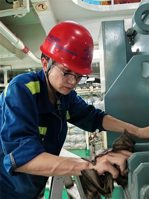 “天鯤號(hào)”工作人員正在對(duì)設(shè)備進(jìn)行清潔維護(hù)?！疤祧H號(hào)”供圖