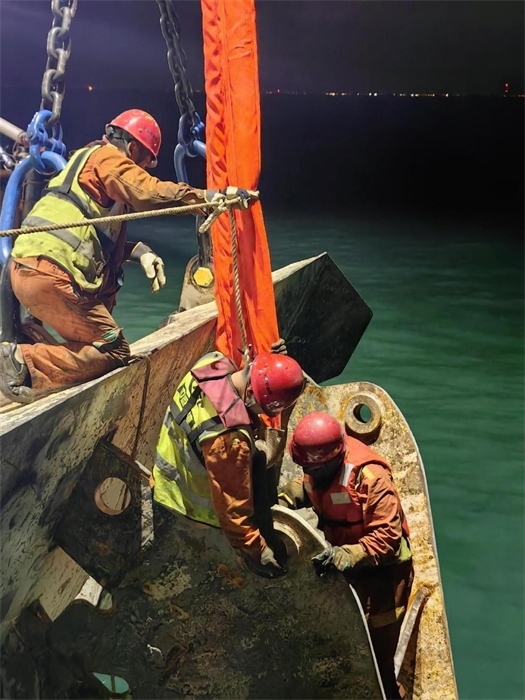 工作人員正在修理橫移錨纜。 “天鯤號(hào)”供圖