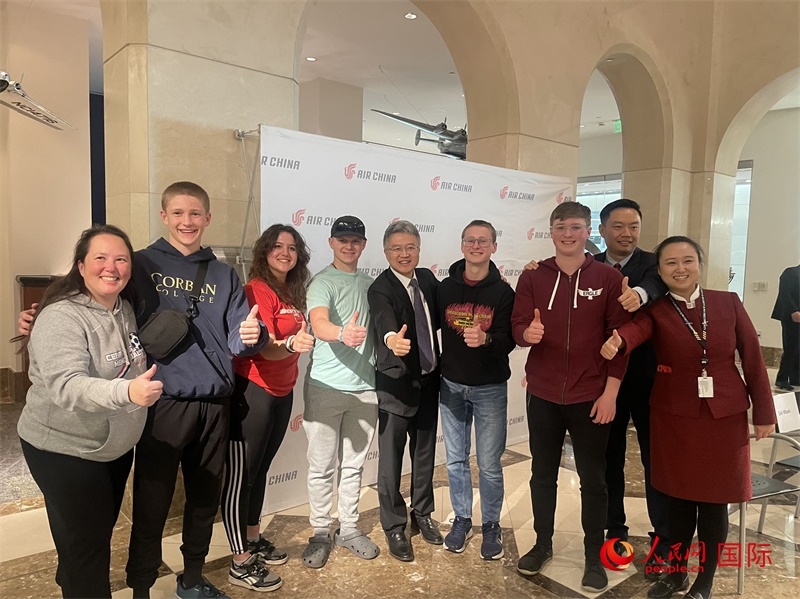 師生們出發(fā)前與國航工作人員合影留念。人民網(wǎng)記者 鄧圩攝