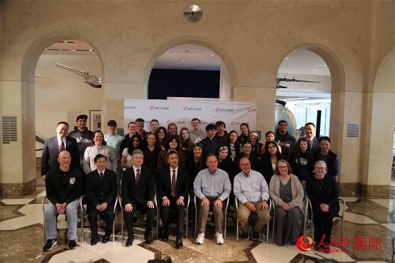 美國高中學生交流團全體與前來送行的各方代表合影。人民網(wǎng)記者 鄧圩攝