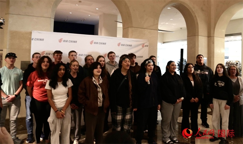 全體美國高中生合唱《希望的田野》。人民網(wǎng)記者 鄧圩攝