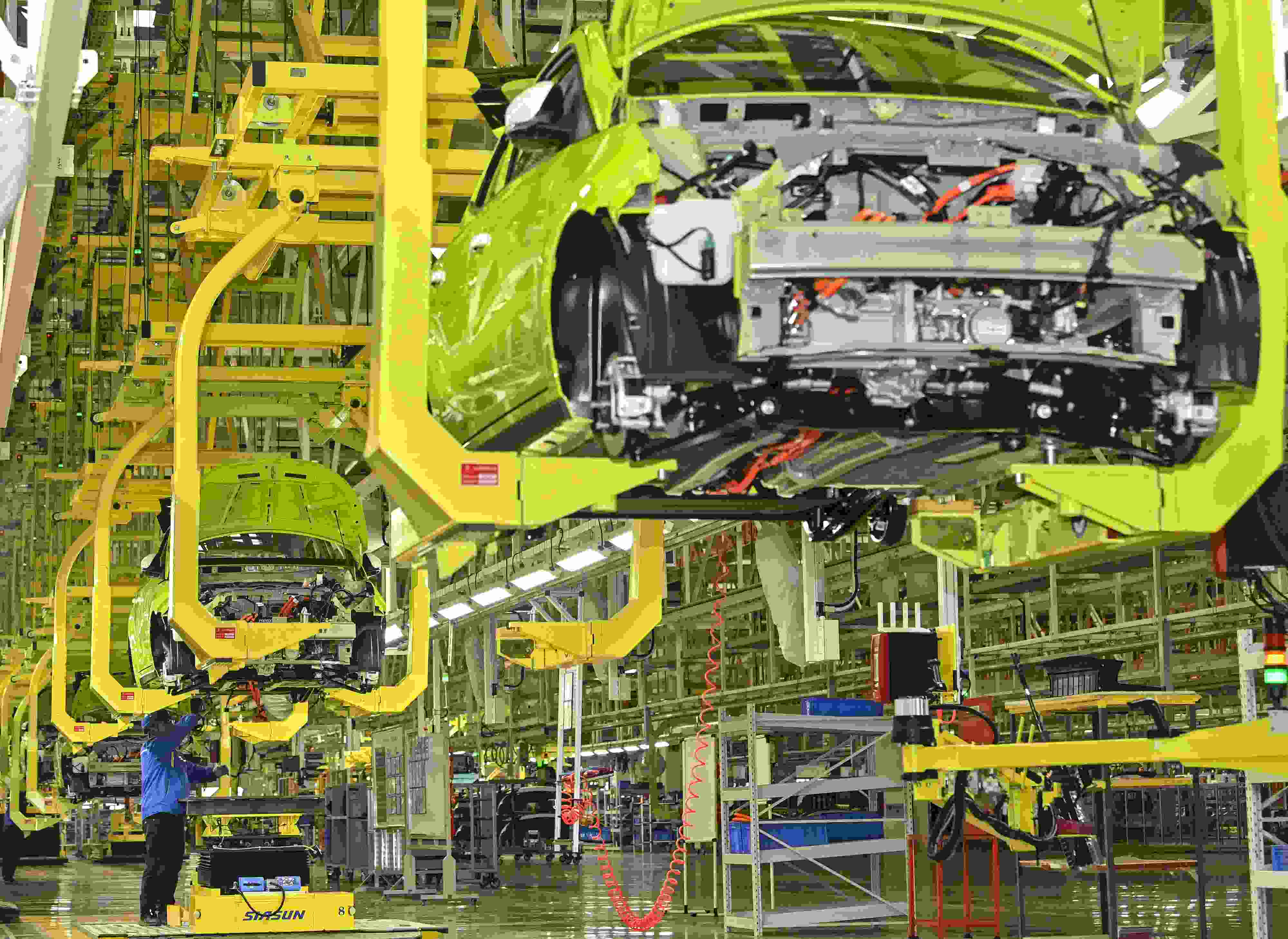 △ 2024年2月27日，一家新能源汽車公司的總裝車間生產(chǎn)線上，工人正在加緊生產(chǎn)趕訂單。