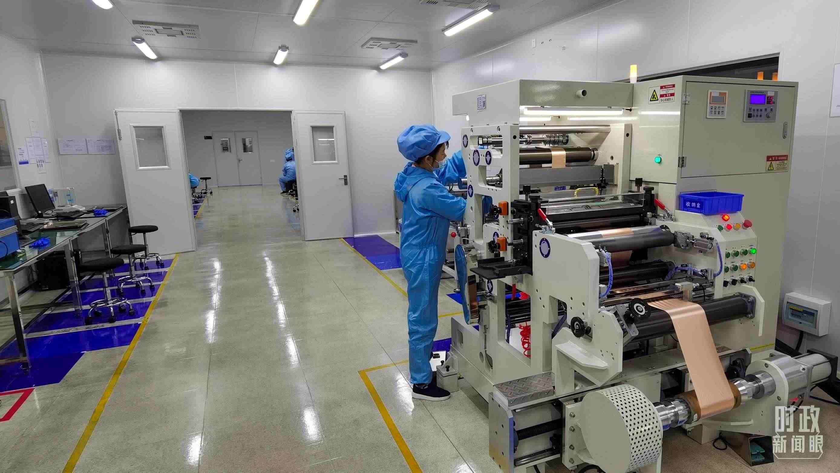 △企業(yè)員工將冷壓后的極片裁出規(guī)定尺寸，用于鋰電池制作。（總臺央視記者郭鴻拍攝）