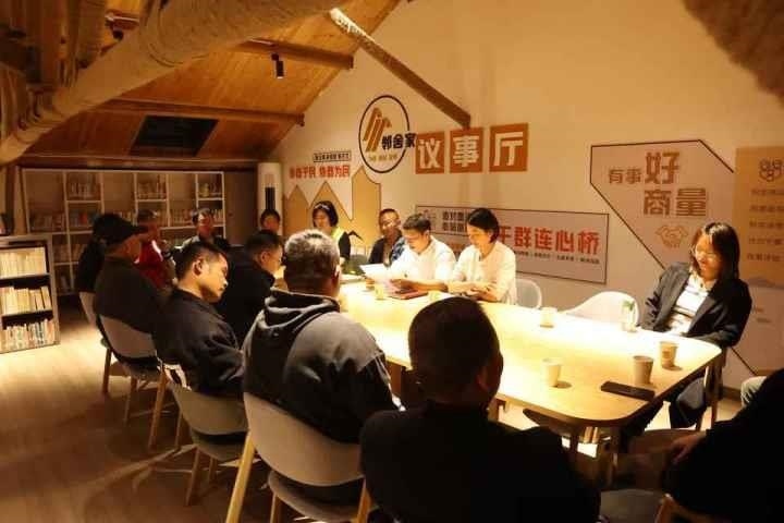 △浙江金華武義縣后陳村“鄰舍家”協(xié)商議事會討論舊村改造事宜。