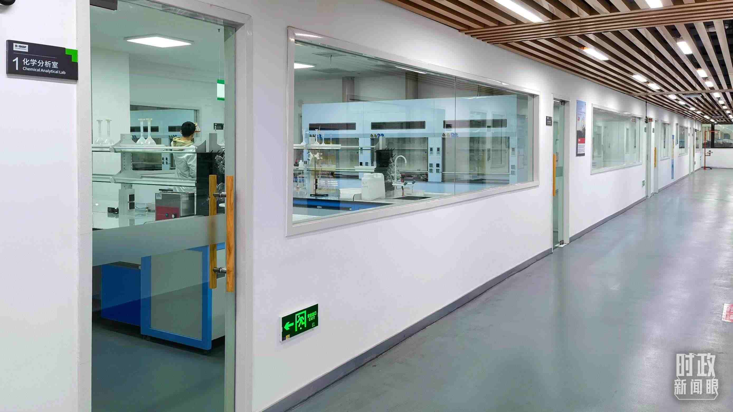 △巴斯夫杉杉電池材料有限公司化學(xué)分析室。（總臺央視記者石丞拍攝）