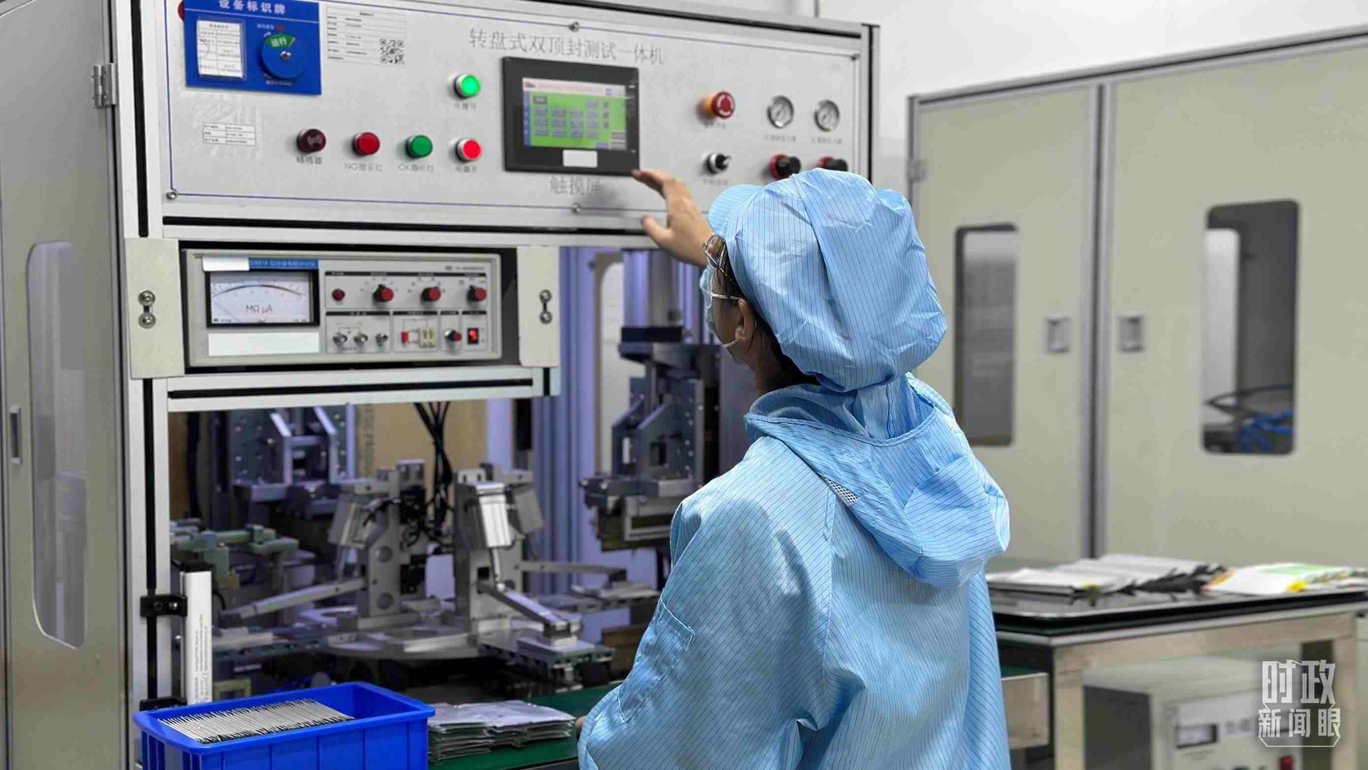 △企業(yè)電池技術(shù)中心內(nèi)，員工正在進行電池封裝。（總臺央視記者盧心雨拍攝）