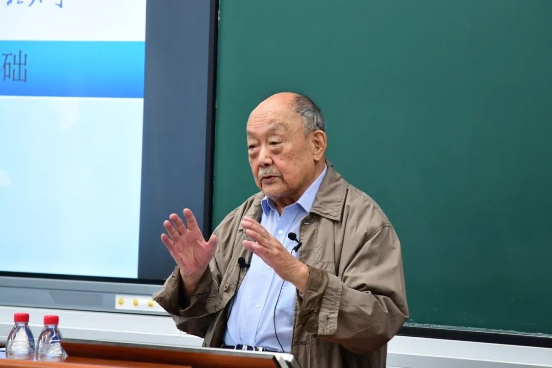 91歲的楊士莪院士“一站到底”為學(xué)生授課。哈爾濱工程大學(xué)供圖