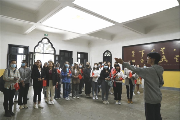 2021年5月20日，少數(shù)民族學(xué)生在湖南第一師范學(xué)院進(jìn)行紅色研學(xué)活動(dòng)，共同追尋那段紅色歲月的足跡。