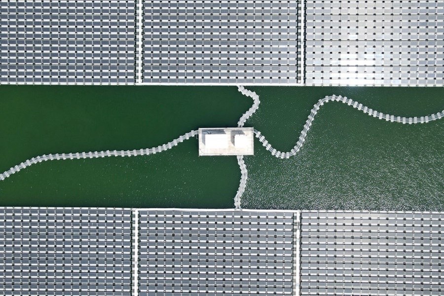 2022年8月25日拍攝的潁上縣毛圩水上光伏電站（無人機照片）。近年來，安徽省阜陽市潁上縣古城鎮(zhèn)積極推進采煤沉陷區(qū)治理工作，將昔日的采煤沉陷區(qū)建設成水上光伏電站，既減少占用土地面積，又能生產清潔能源。