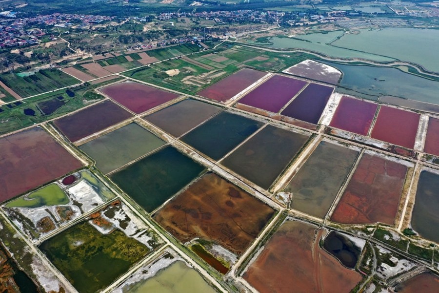這是2023年7月11日拍攝的山西運城鹽湖一角（無人機照片）。按照“生態(tài)優(yōu)先、保護為主、適度開發(fā)”的原則，2020年9月，運城市全面停止鹽湖范圍內的工業(yè)生產活動。近年來，千年鹽湖正在向生態(tài)保護、風貌重塑、產業(yè)轉型、全域旅游的“綠色發(fā)展”轉變。