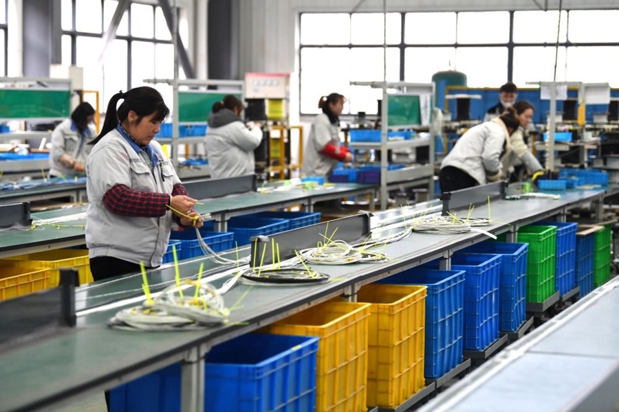 2022年2月16日，工作人員在安徽省滁州市汊河軌道交通裝備產業(yè)園的一家軌道交通裝備企業(yè)生產線上忙碌。安徽省滁州市來安縣汊河鎮(zhèn)地處皖蘇交界，緊鄰南京市江北新區(qū)。近年來，來安縣成為承接南京產業(yè)轉移的前沿陣地，汊河這個曾經的傳統(tǒng)農業(yè)小鎮(zhèn)緊抓機遇，開始深度融入長三角，參與產業(yè)協(xié)作分工。產業(yè)園吸引了越來越多長三角地區(qū)軌道交通企業(yè)入駐，形成了鐵路客車、城際軌道零部件研發(fā)、生產、銷售的產業(yè)集群。