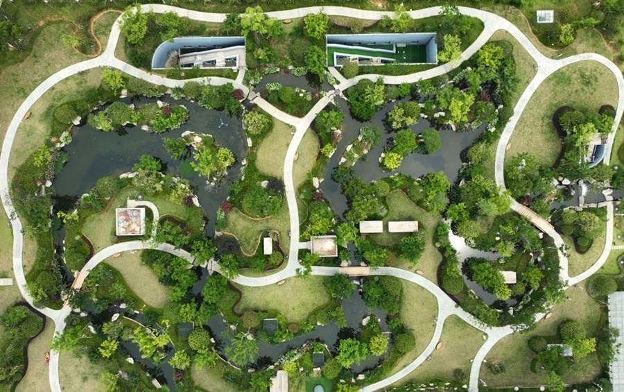 這是2023年6月15日拍攝的以“地上花園+地下治污”設計理念建設的九江市雙溪公園（無人機照片）。近年來，江西省九江市啟動中心城區(qū)水環(huán)境綜合整治工程，通過地下污水治理、岸線生態(tài)修復、興建“公園式”污水處理廠、城市智慧管網管控等措施，改善水環(huán)境，城市面貌煥然一新。