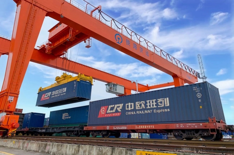 2022年4月29日，在鐵路合肥北站物流基地集裝箱作業(yè)區(qū)，龍門吊吊裝準備發(fā)運的中歐班列集裝箱。