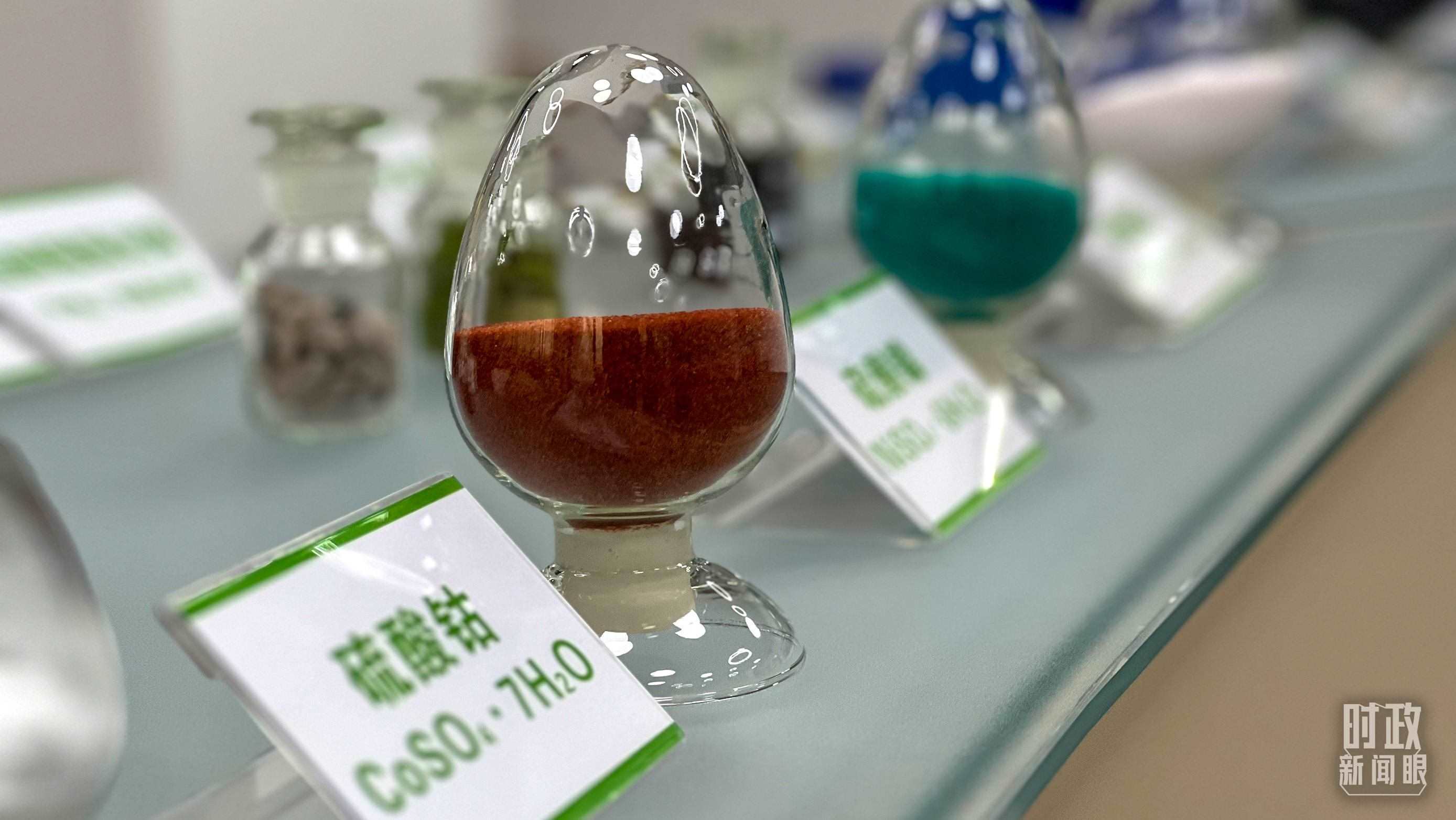 △巴斯夫杉杉電池材料有限公司的產(chǎn)品展示。（總臺(tái)央視記者李煒拍攝）