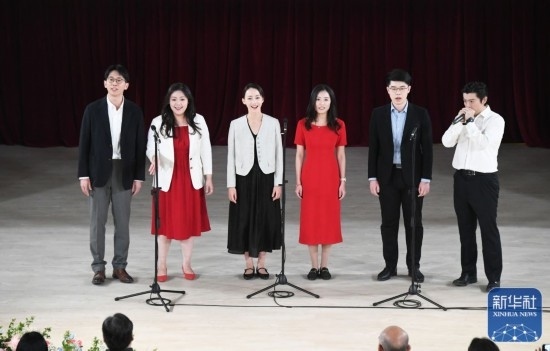 3月21日，國(guó)家開發(fā)銀行阿卡貝拉合唱團(tuán)在音樂(lè)會(huì)上演出。新華社記者 任超 攝