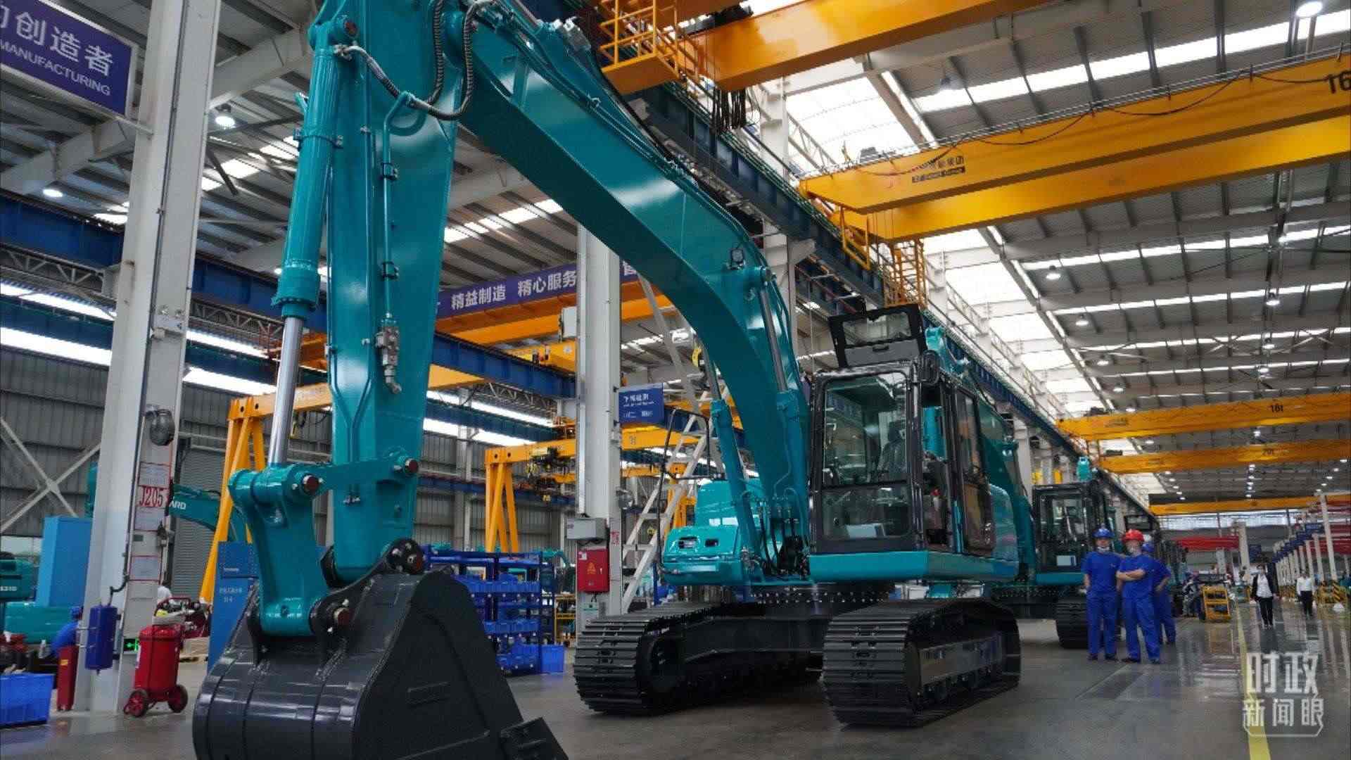 △這是山河智能大型挖掘機(jī)的組裝車(chē)間。2020年9月，習(xí)近平曾到此地考察。（總臺(tái)央視記者郭曉龍拍攝）