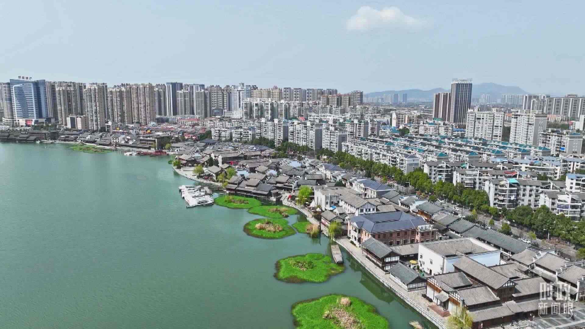 △沅江江畔，常德河街與現(xiàn)代建筑交相輝映。（總臺(tái)央視記者范凱拍攝）