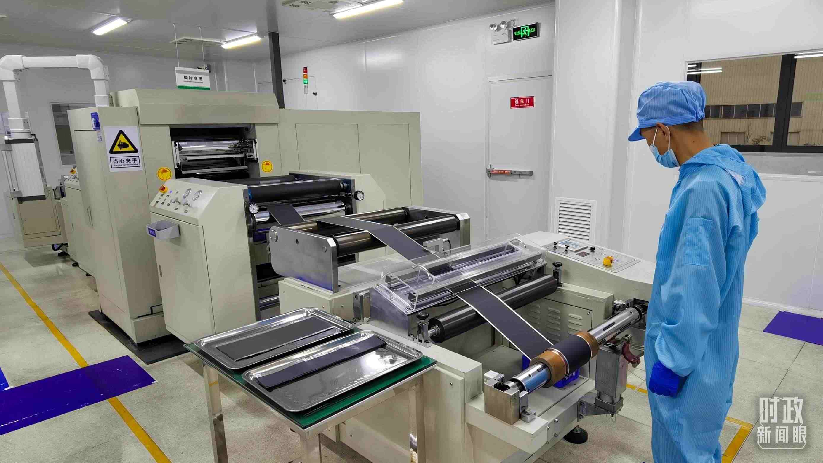 △這是電池生產(chǎn)的極片冷壓操作車(chē)間。（總臺(tái)央視記者郭鴻拍攝）