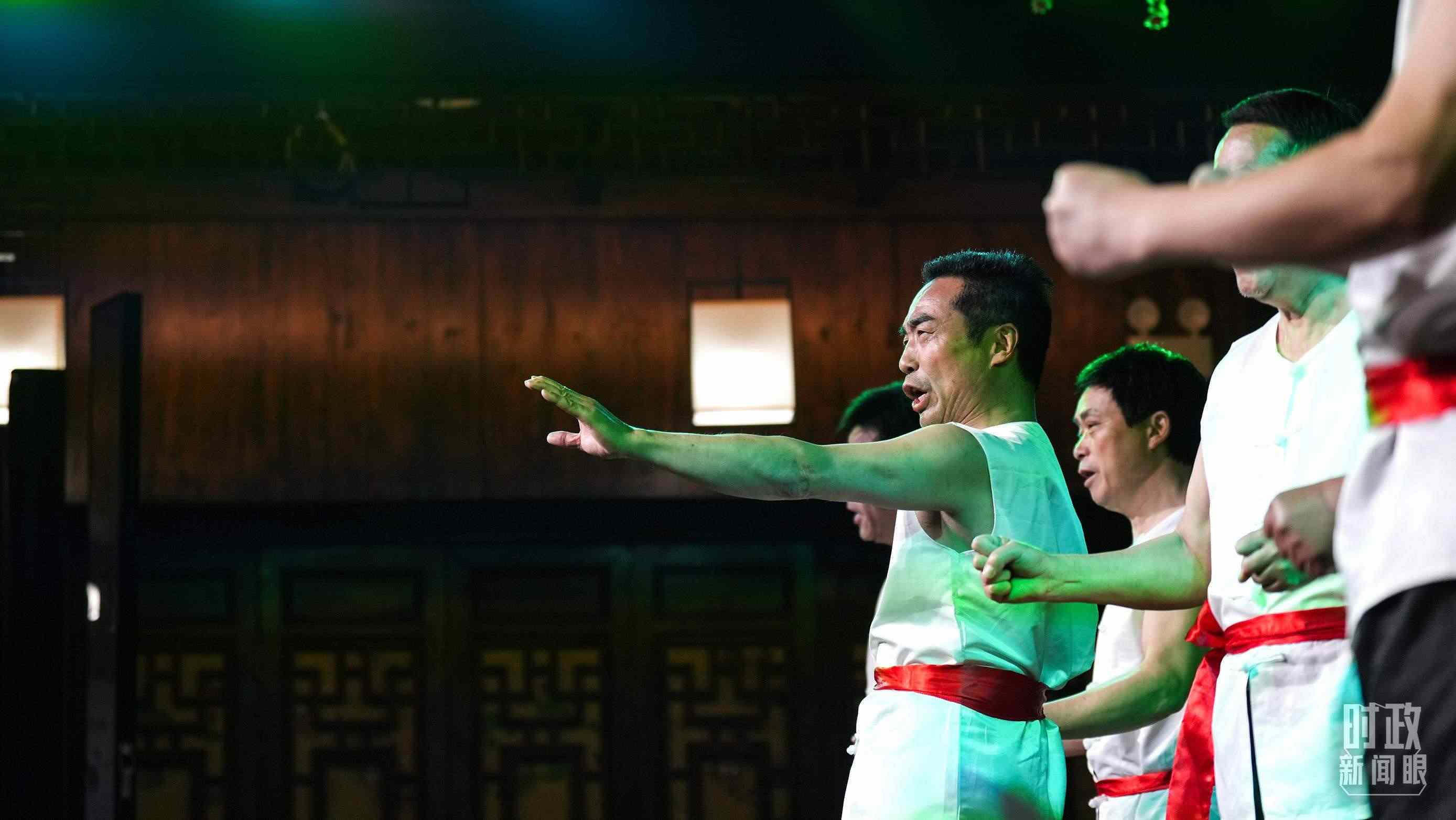△常德河街，鴛鴦走馬樓上演常德高腔《穆桂英掛帥》和澧水船工號(hào)子。（總臺(tái)央視記者許永松、國(guó)廣記者李晉拍攝）