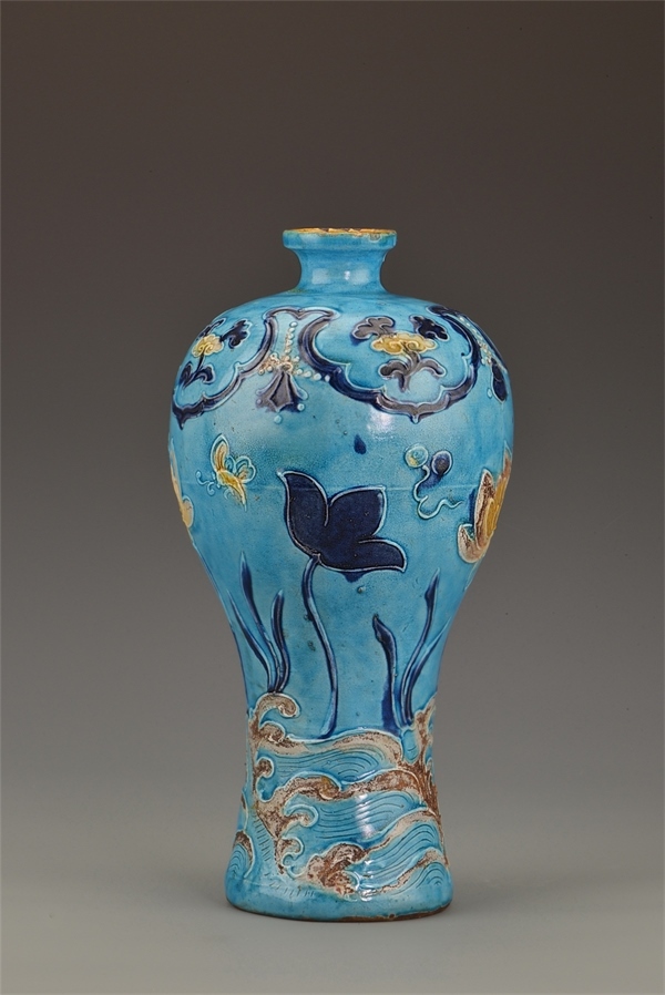 一號(hào)沉船出水的琺華彩蓮紋梅瓶。中國(guó)文物報(bào)社供圖